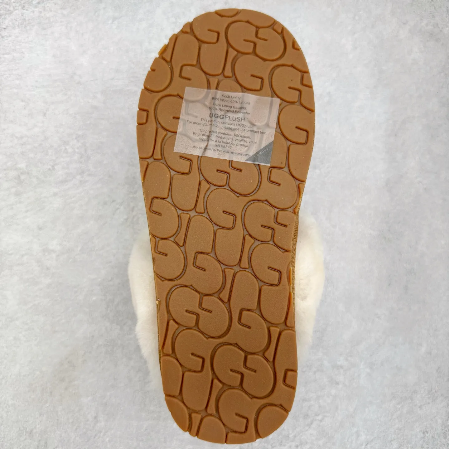 Pick up locally 💰 440 UGG slippers 2550 Star thin-soled autumn and winter sheep fur integrated snow boots. All shoes are made from the same factory as ZP. Longfeng A-grade Australian imported sheep fur integrated brand OEM production line. Fully follow the ZP process. OEM original pattern maker. Adhering to the principle of no original shoes and no development selection. Pay attention to every detail. The most authentic version on the market TREADLITE "Light Wing" technology outsole Lightweight/durable/flexible/pile size: 35 36 37 38 39 40 Coding: by2936040